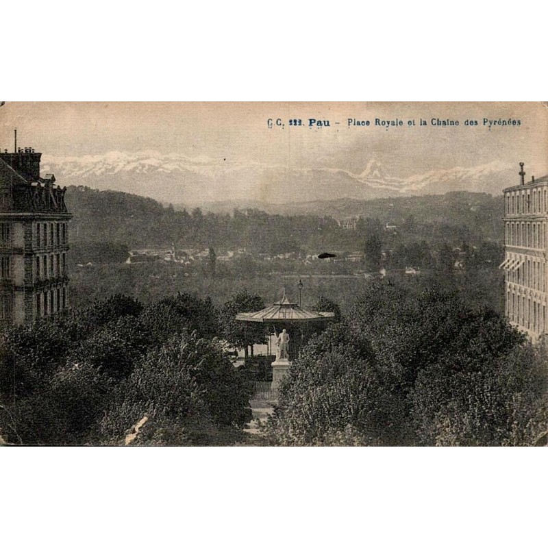 Carte postale ancienne de Pau montrant la Place Royale avec la statue d'Henri IV et la chaîne des Pyrénées.