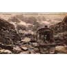 Carte postale ancienne du lac d'Estom près de Cauterets avec la statue de la Vierge et les sommets des Pyrénées.