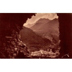 Carte postale ancienne de Cauterets vue depuis les ruines des Bains Romains avec panorama sur la station.