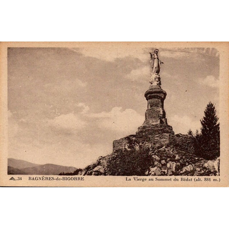 Carte postale ancienne de Bagnères-de-Bigorre montrant la statue de la Vierge au sommet du Bédat.