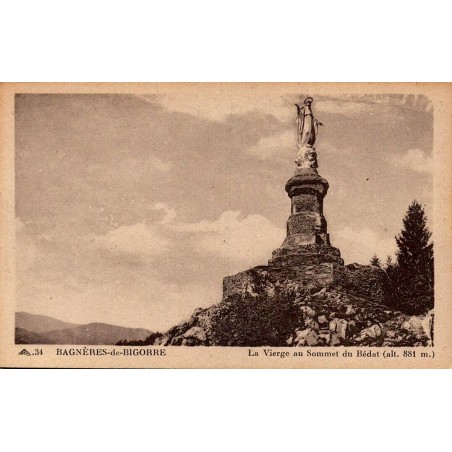 Carte postale ancienne de Bagnères-de-Bigorre montrant la statue de la Vierge au sommet du Bédat.