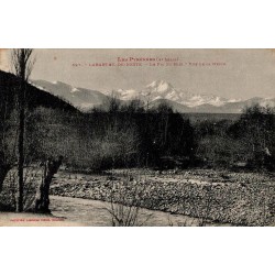 Carte postale ancienne de Labarthe-de-Neste avec la Neste et le Pic du Midi enneigé en arrière-plan.