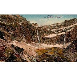 Carte postale ancienne colorisée du Cirque de Gavarnie avec ses falaises et cascades dans les Hautes-Pyrénées.