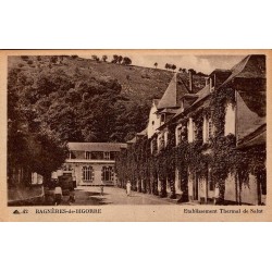 Carte postale ancienne de l'établissement thermal de Salut à Bagnères-de-Bigorre dans les Hautes-Pyrénées.