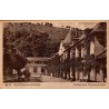 Carte postale ancienne de l'établissement thermal de Salut à Bagnères-de-Bigorre dans les Hautes-Pyrénées.
