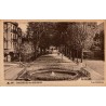 Carte postale ancienne des Coustous à Bagnères-de-Bigorre avec promenade arborée et bassin central.