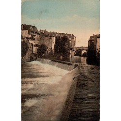 Carte postale ancienne d'Oloron montrant le Gave d'Ossau, le barrage et les maisons du centre ancien.