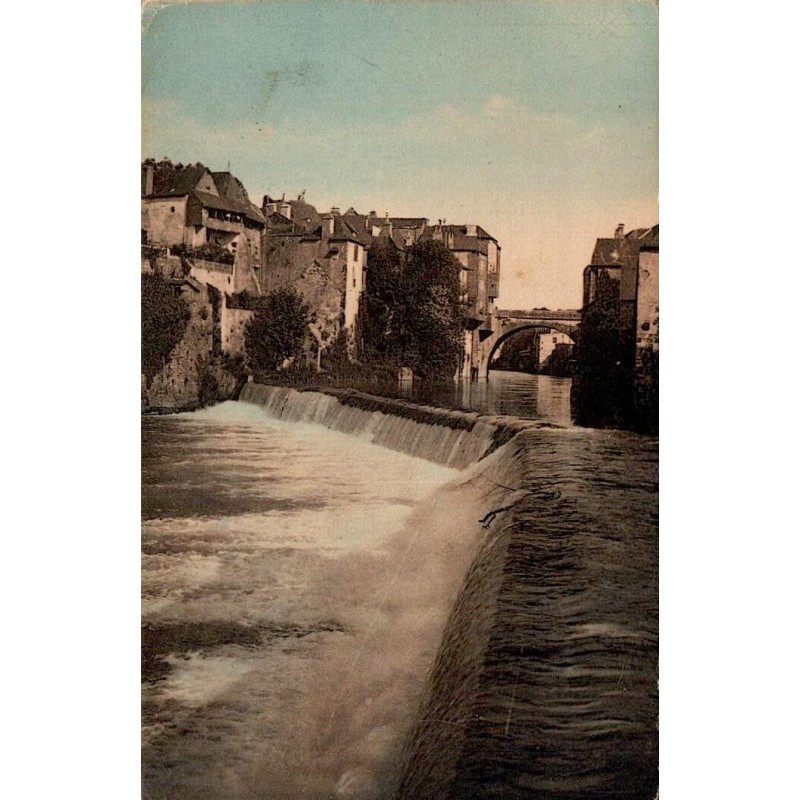 Carte postale ancienne d'Oloron montrant le Gave d'Ossau, le barrage et les maisons du centre ancien.