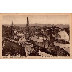 Carte postale ancienne du Pic du Midi de Bigorre montrant l'observatoire et ses coupoles dans les Hautes-Pyrénées.