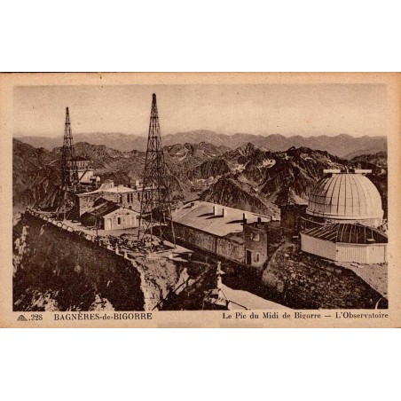 Carte postale ancienne du Pic du Midi de Bigorre montrant l'observatoire et ses coupoles dans les Hautes-Pyrénées.