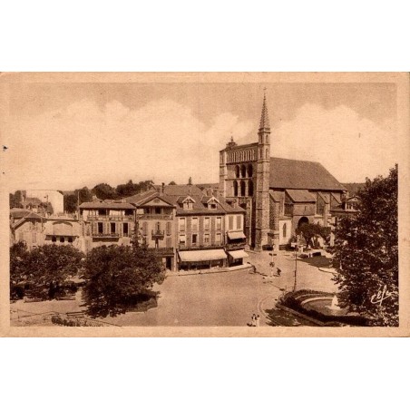 Carte postale ancienne de Bagnères-de-Bigorre montrant la place Lafayette et l'église Saint-Vincent.