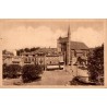 Carte postale ancienne de Bagnères-de-Bigorre montrant la place Lafayette et l'église Saint-Vincent.