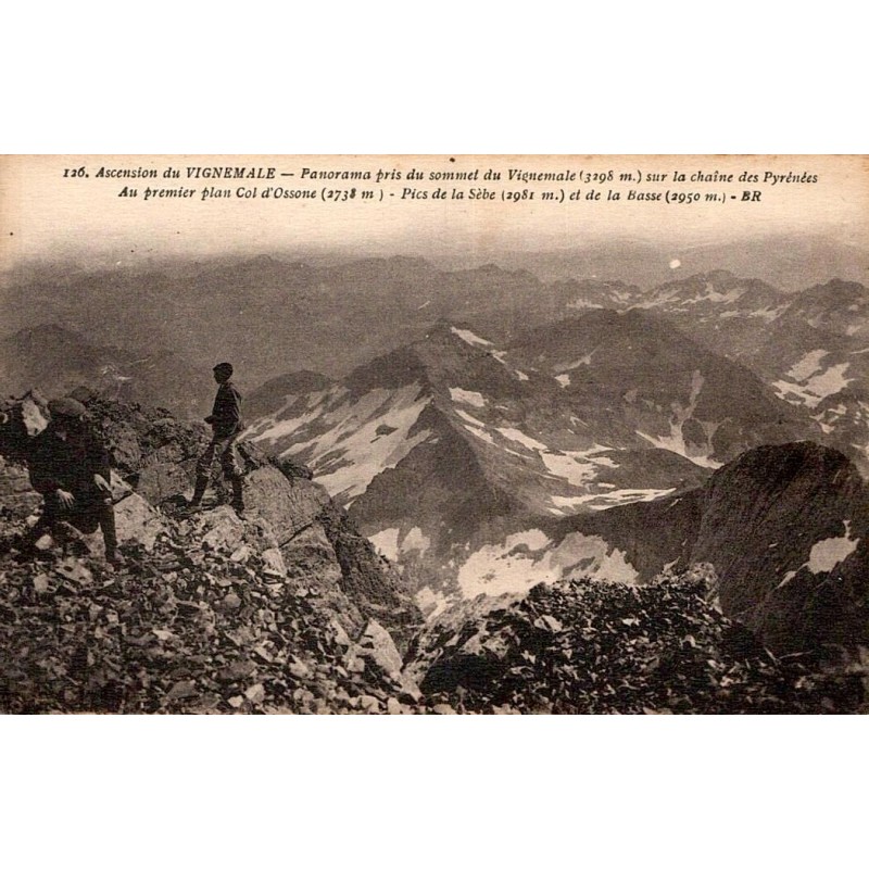 Carte postale ancienne du sommet du Vignemale avec panorama sur la chaîne des Pyrénées et des alpinistes.
