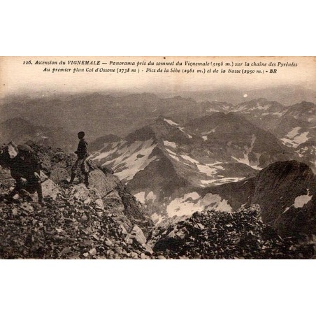 Carte postale ancienne du sommet du Vignemale avec panorama sur la chaîne des Pyrénées et des alpinistes.