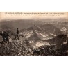 Carte postale ancienne du sommet du Vignemale avec panorama sur la chaîne des Pyrénées et des alpinistes.