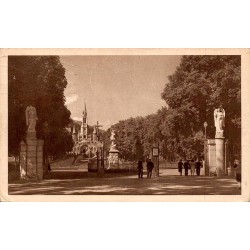 Carte postale ancienne de l'entrée des Sanctuaires de Lourdes avec la basilique et timbre Marianne de 1950.