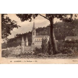 Carte postale ancienne de la basilique de Lourdes éditée par LL avec verso ancien non divisé.