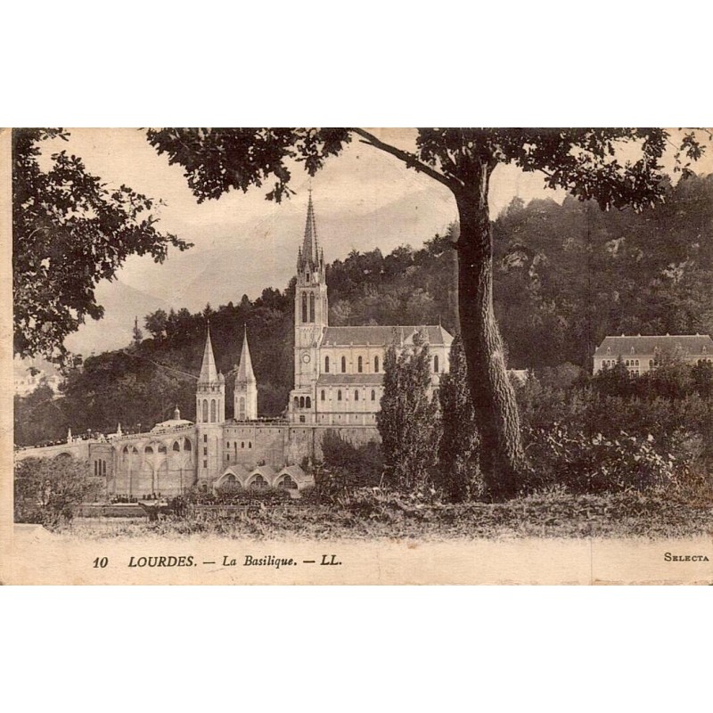 Carte postale ancienne de la basilique de Lourdes éditée par LL avec verso ancien non divisé.