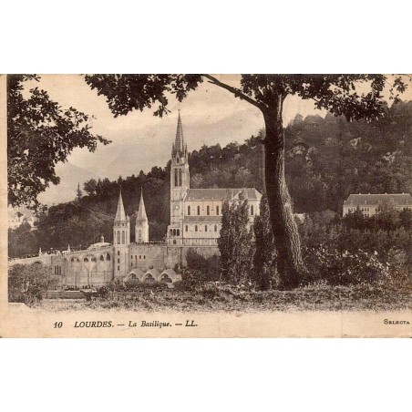 Carte postale ancienne de la basilique de Lourdes éditée par LL avec verso ancien non divisé.