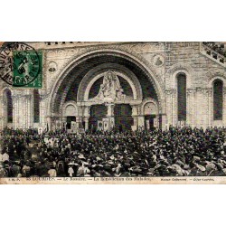 Carte postale ancienne de Lourdes montrant la bénédiction des malades devant la basilique du Rosaire en 1908.