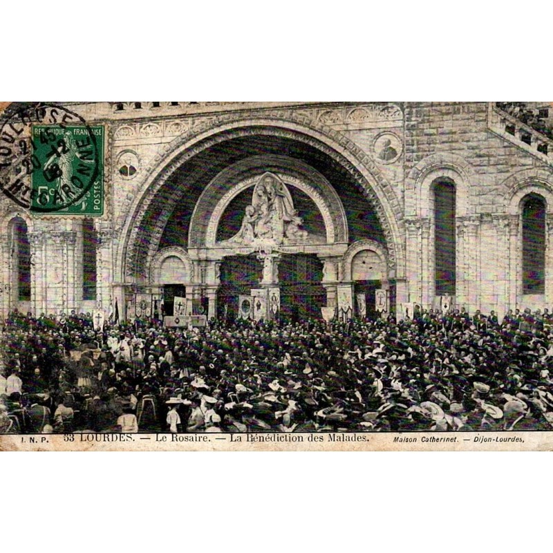 Carte postale ancienne de Lourdes montrant la bénédiction des malades devant la basilique du Rosaire en 1908.