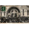 Carte postale ancienne de Lourdes montrant la bénédiction des malades devant la basilique du Rosaire en 1908.