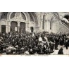 Carte postale ancienne de Lourdes montrant un prêche devant la basilique du Rosaire avec foule de pèlerins.