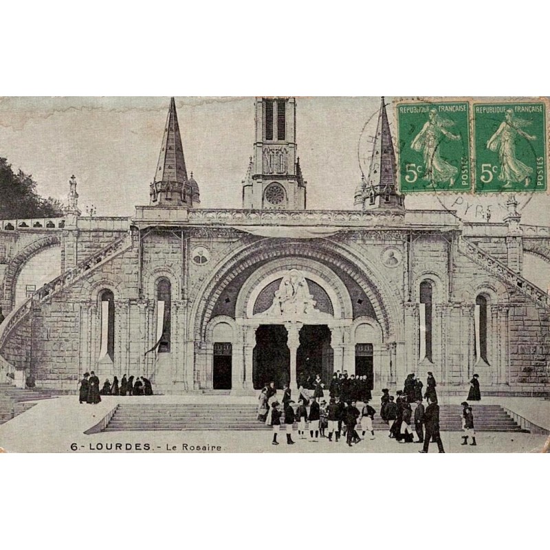 Carte postale ancienne de Lourdes montrant la basilique du Rosaire avec deux timbres Semeuse de 1906.