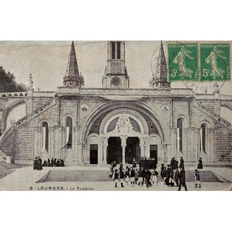 Carte postale ancienne de Lourdes montrant la basilique du Rosaire avec deux timbres Semeuse de 1906.