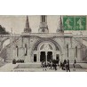 Carte postale ancienne de Lourdes montrant la basilique du Rosaire avec deux timbres Semeuse de 1906.