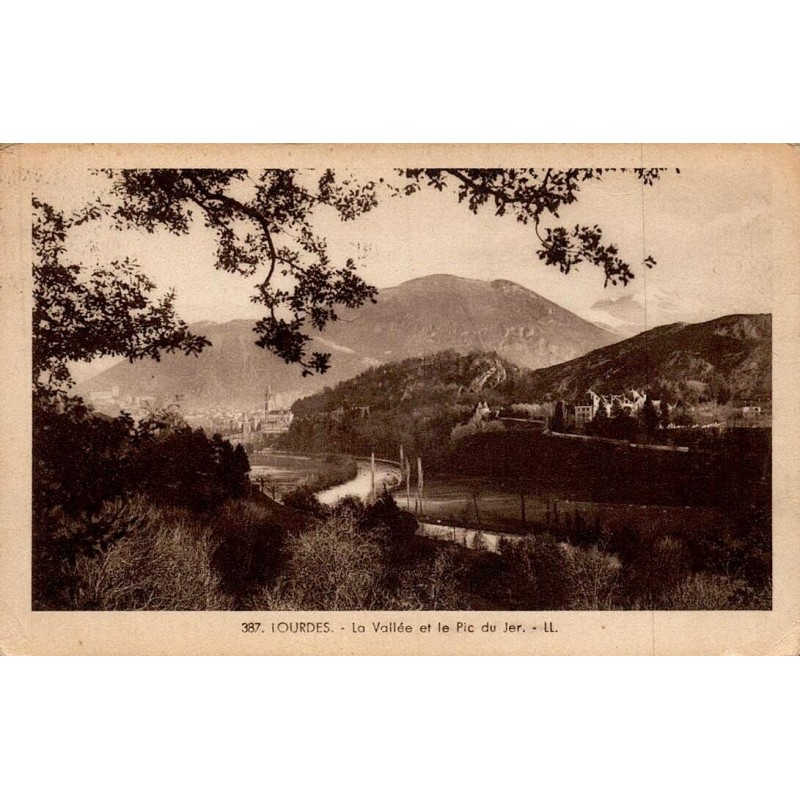 Carte postale ancienne de Lourdes montrant la vallée et le Pic du Jer, voyagée en 1933.