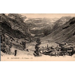 Carte postale ancienne du cirque de Gavarnie avec le village et la Grande Cascade des Pyrénées.