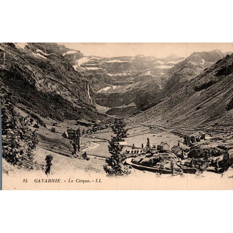 Carte postale ancienne du cirque de Gavarnie avec le village et la Grande Cascade des Pyrénées.