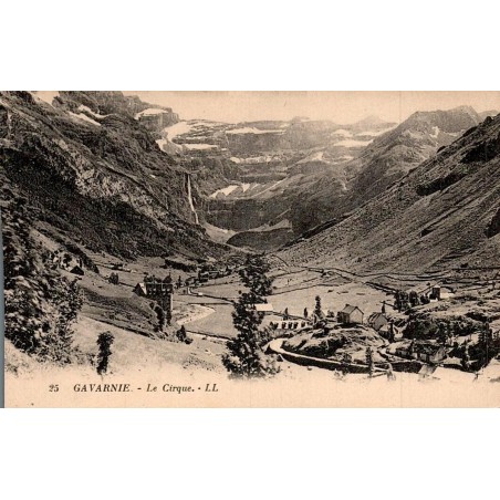 Carte postale ancienne du cirque de Gavarnie avec le village et la Grande Cascade des Pyrénées.