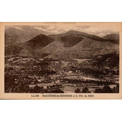 Carte postale ancienne de Bagnères-de-Bigorre avec panorama sur la ville et le Pic du Midi.
