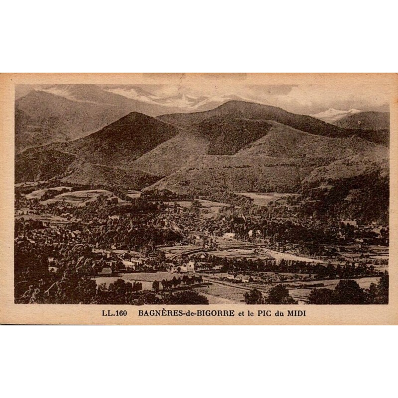 Carte postale ancienne de Bagnères-de-Bigorre avec panorama sur la ville et le Pic du Midi.