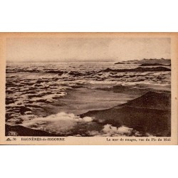 Carte postale ancienne du Pic du Midi montrant une mer de nuages vue depuis le sommet.