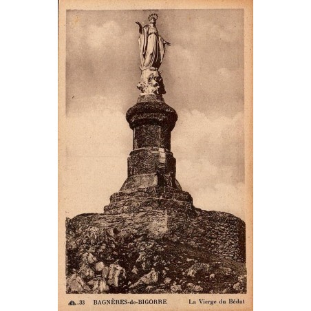 Carte postale ancienne de Bagnères-de-Bigorre représentant la statue monumentale de la Vierge du Bédat.