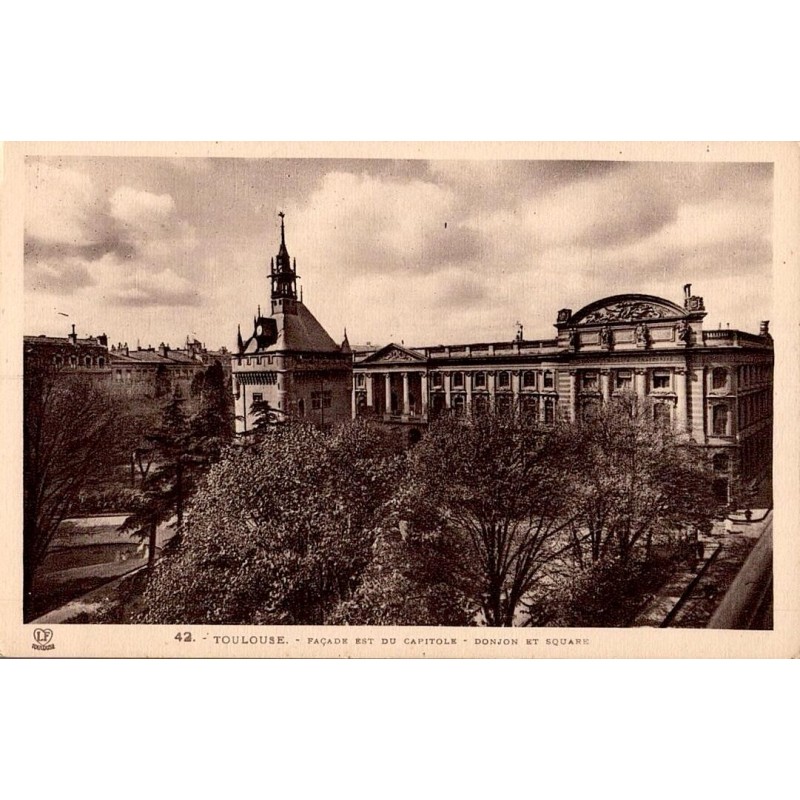 42 - TOULOUSE - Façade Est du Capitole - Donjon et SQUARE
