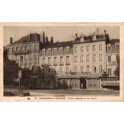 Carte postale ancienne de Bagnères-de-Bigorre montrant la place Lafayette, ses hôtels et commerces.
