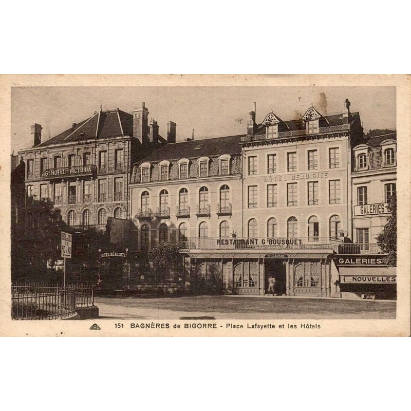 Carte postale ancienne de Bagnères-de-Bigorre montrant la place Lafayette, ses hôtels et commerces.
