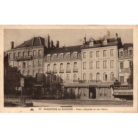 Carte postale ancienne de Bagnères-de-Bigorre montrant la place Lafayette, ses hôtels et commerces.