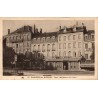 Carte postale ancienne de Bagnères-de-Bigorre montrant la place Lafayette, ses hôtels et commerces.