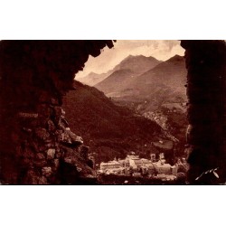 Carte postale ancienne de Cauterets vue depuis une cabine en ruines des Bains Romains.