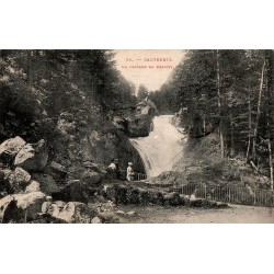 Carte postale ancienne de la cascade du Cerizey à Cauterets avec promeneurs et timbre Semeuse au verso.