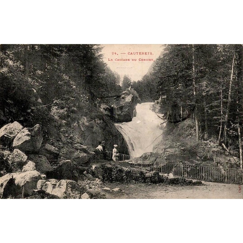 Carte postale ancienne de la cascade du Cerizey à Cauterets avec promeneurs et timbre Semeuse au verso.