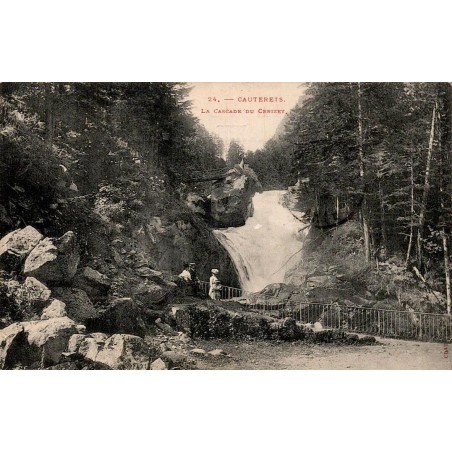 Carte postale ancienne de la cascade du Cerizey à Cauterets avec promeneurs et timbre Semeuse au verso.