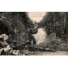 Carte postale ancienne de la cascade du Cerizey à Cauterets avec promeneurs et timbre Semeuse au verso.