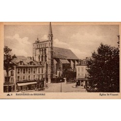 Carte postale ancienne de Bagnères-de-Bigorre représentant l'église Saint-Vincent et la place animée.