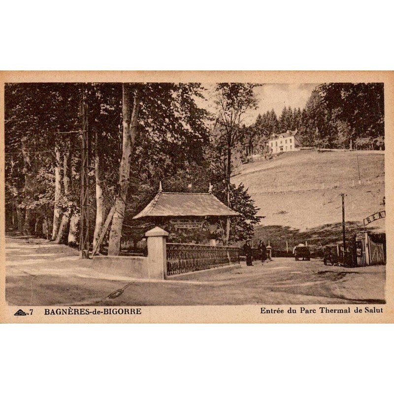 Carte postale ancienne de Bagnères-de-Bigorre montrant l'entrée du Parc Thermal de Salut.